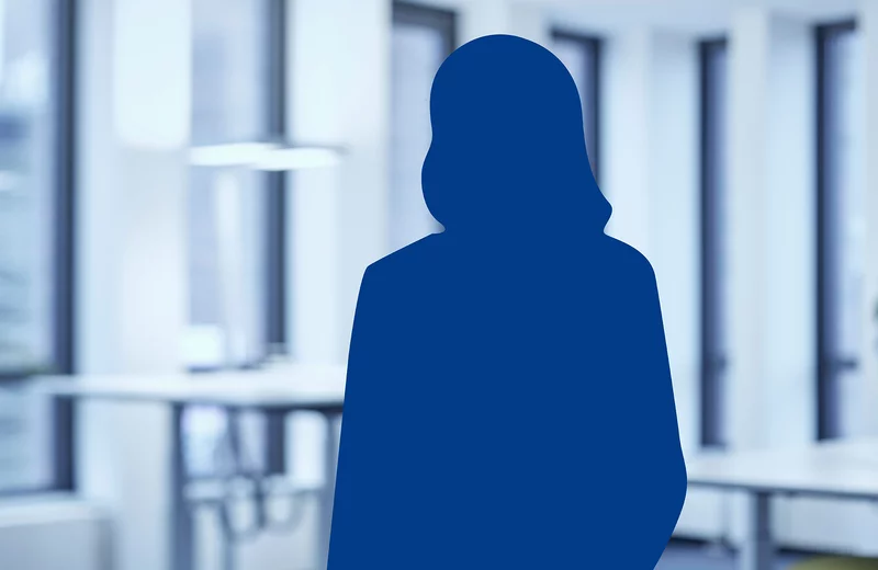 Blaue Silhouette einer Person als Platzhalter für ein Portrait in einem modernen Büro.