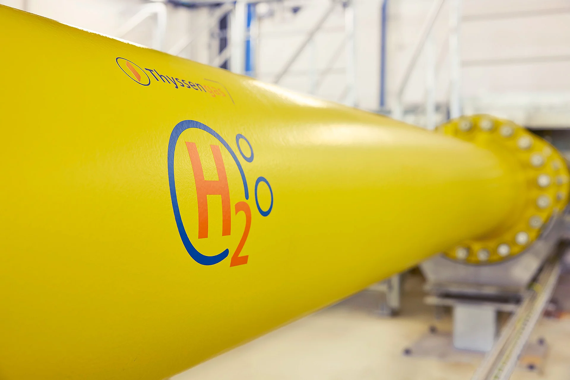 Detailaufnahme einer gelben Wasserstoff-Leitung mit H2-Logo für den zukünftigen Gastransport von Thyssengas.