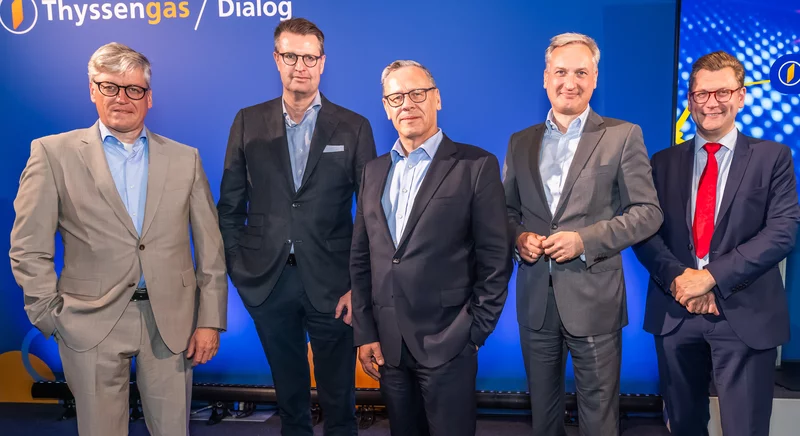 Gruppenfoto der Teilnehmer und Experten auf der Bühne der Dialog-Veranstaltung "Thyssengas Dialog #03".