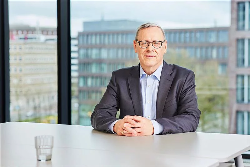 Portrait von Dr. Thomas Gößmann, Vorsitzender der Geschäftsführung von Thyssengas, sitzend an einem Tisch im Büro.