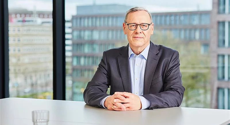 Portrait von Dr. Thomas Gößmann, Vorsitzender der Geschäftsführung von Thyssengas, sitzend an einem Tisch im Büro.