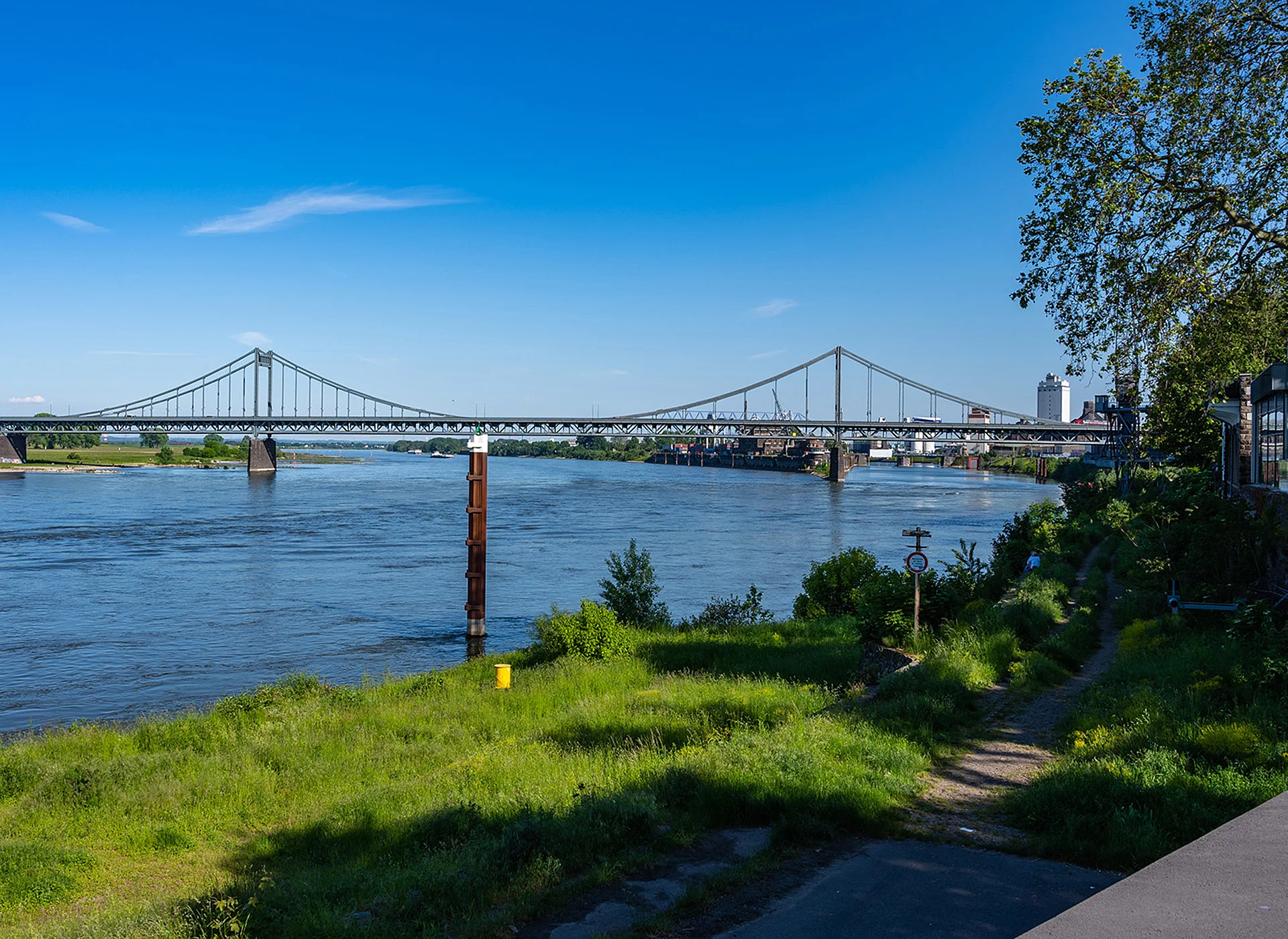 Blick auf eine Rheinbrücke als Symbol für die Region und das H2-Cluster Mittlerer Niederrhein.