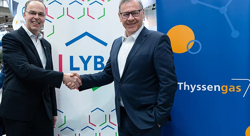 Dr. Thomas Gößmann (Thyssengas) und Wilfried Klein (LyondellBasell) besiegeln per Handschlag eine Wasserstoff-Partnerschaft.