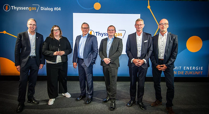 Gruppenfoto der Teilnehmer und Experten auf der Bühne der Dialog-Veranstaltung "Thyssengas Dialog #04".