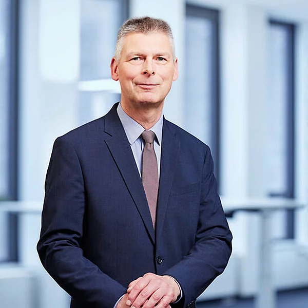Portrait von Dr. Thomas Becker, kaufmännischer Geschäftsführer von Thyssengas, im Anzug mit fliederfarbener Krawatte.