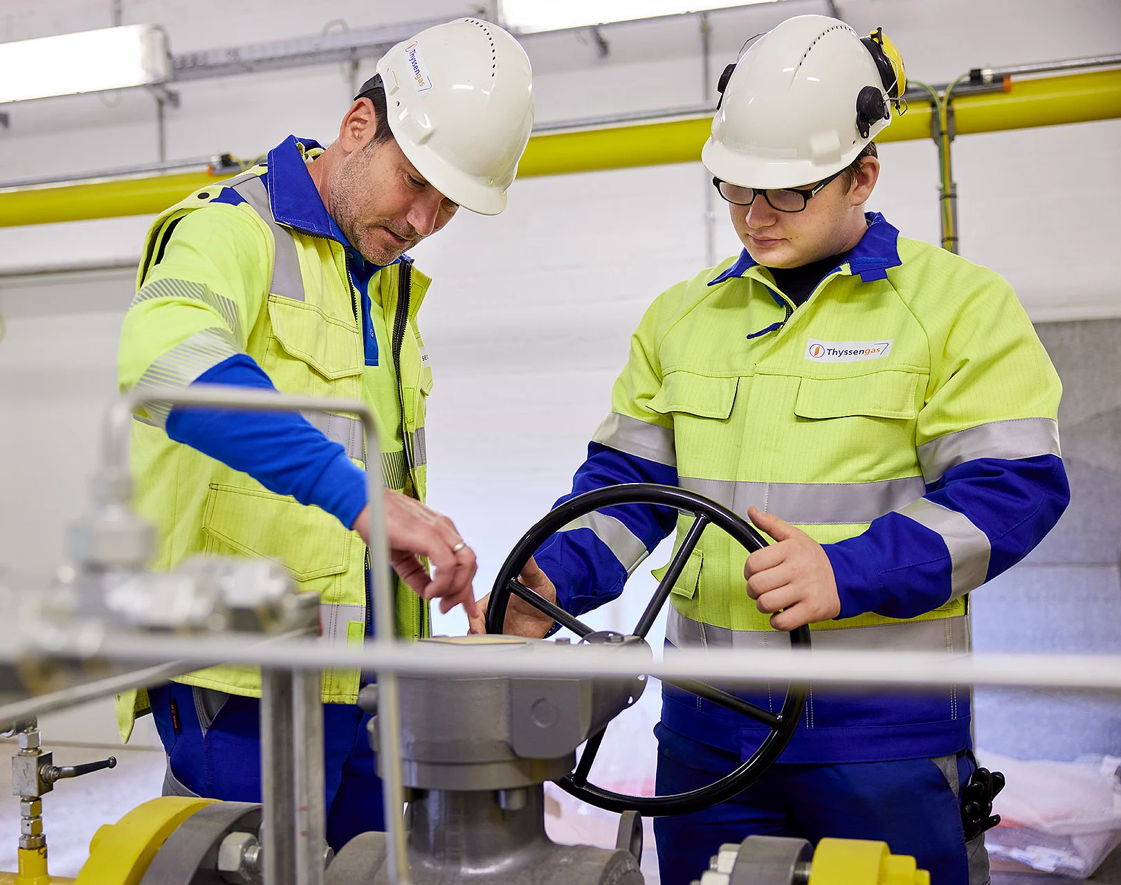 Zwei Thyssengas-Mitarbeiter bei der Arbeit an einer Armatur in einer Anlage zur Einspeisung von Biogas.