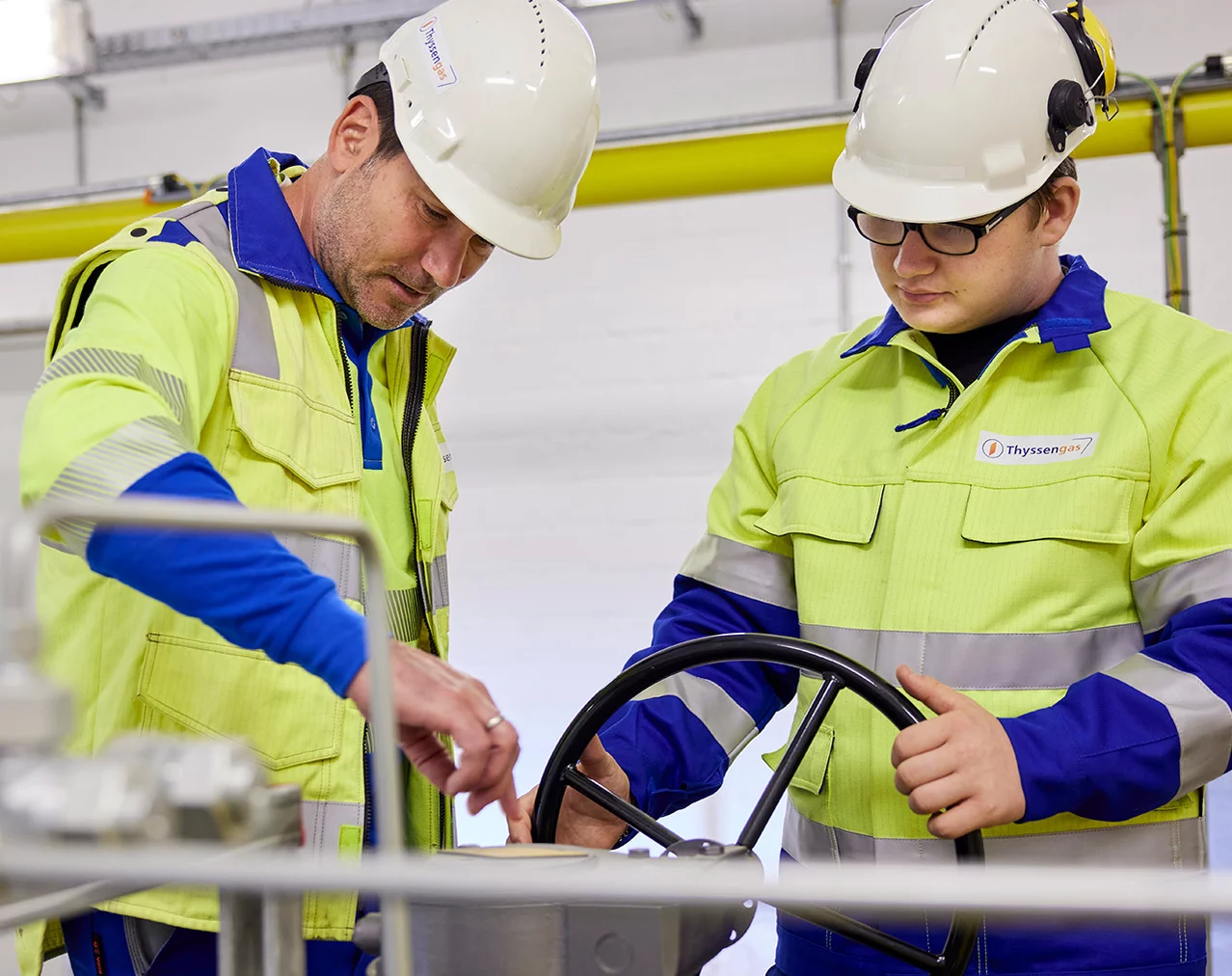 Zwei Thyssengas-Mitarbeiter bei der Arbeit an einer Armatur in einer Anlage zur Einspeisung von Biogas.