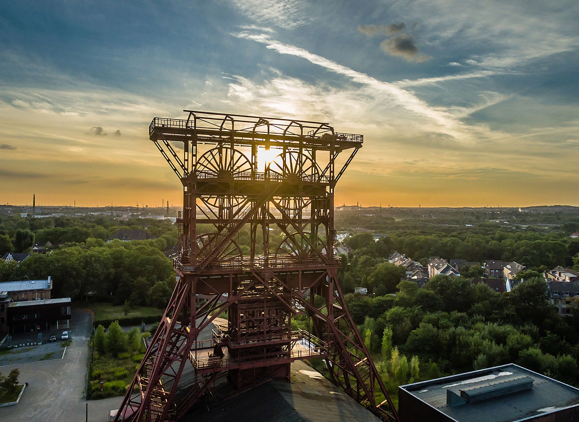 Förderturm im Ruhrgebiet bei Sonnenuntergang als Symbol für die Transformation der Industrieregion zu Wasserstoff.