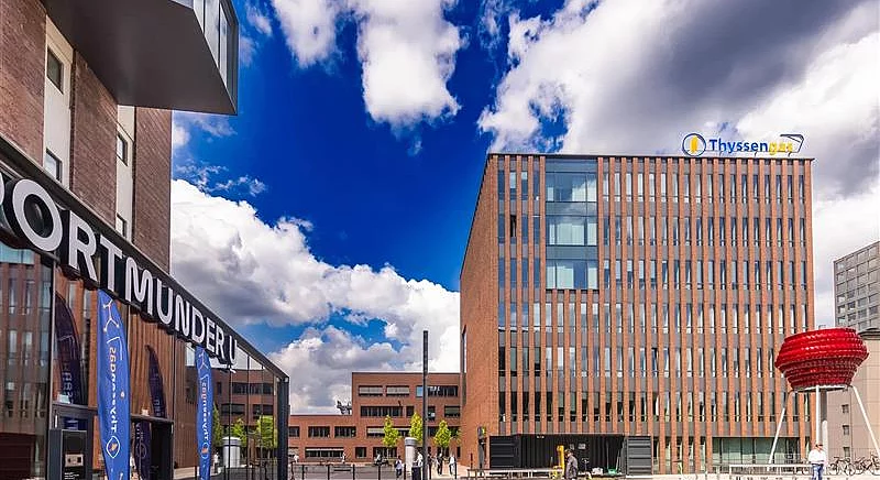 Modernes Backsteingebäude der Thyssengas-Zentrale in Dortmund am Dortmunder U bei sonnigem Wetter.
