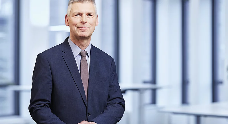 Portrait von Dr. Thomas Becker, kaufmännischer Geschäftsführer von Thyssengas, im Anzug mit fliederfarbener Krawatte.