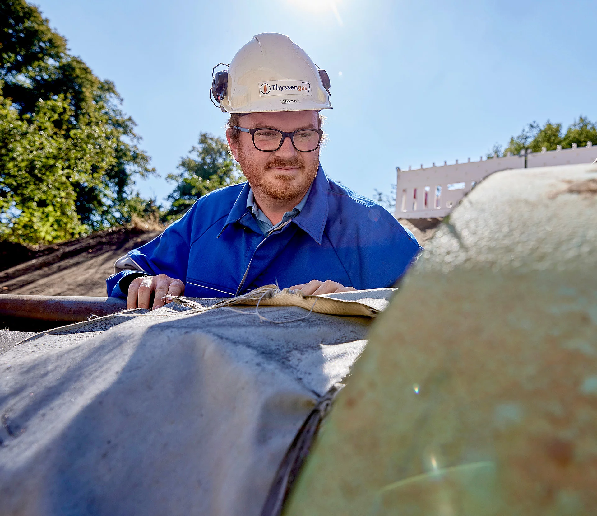 Thyssengas-Techniker bei der Inspektion einer Pipeline im Freien, Symbol für die H2-Readiness des Gasnetzes.