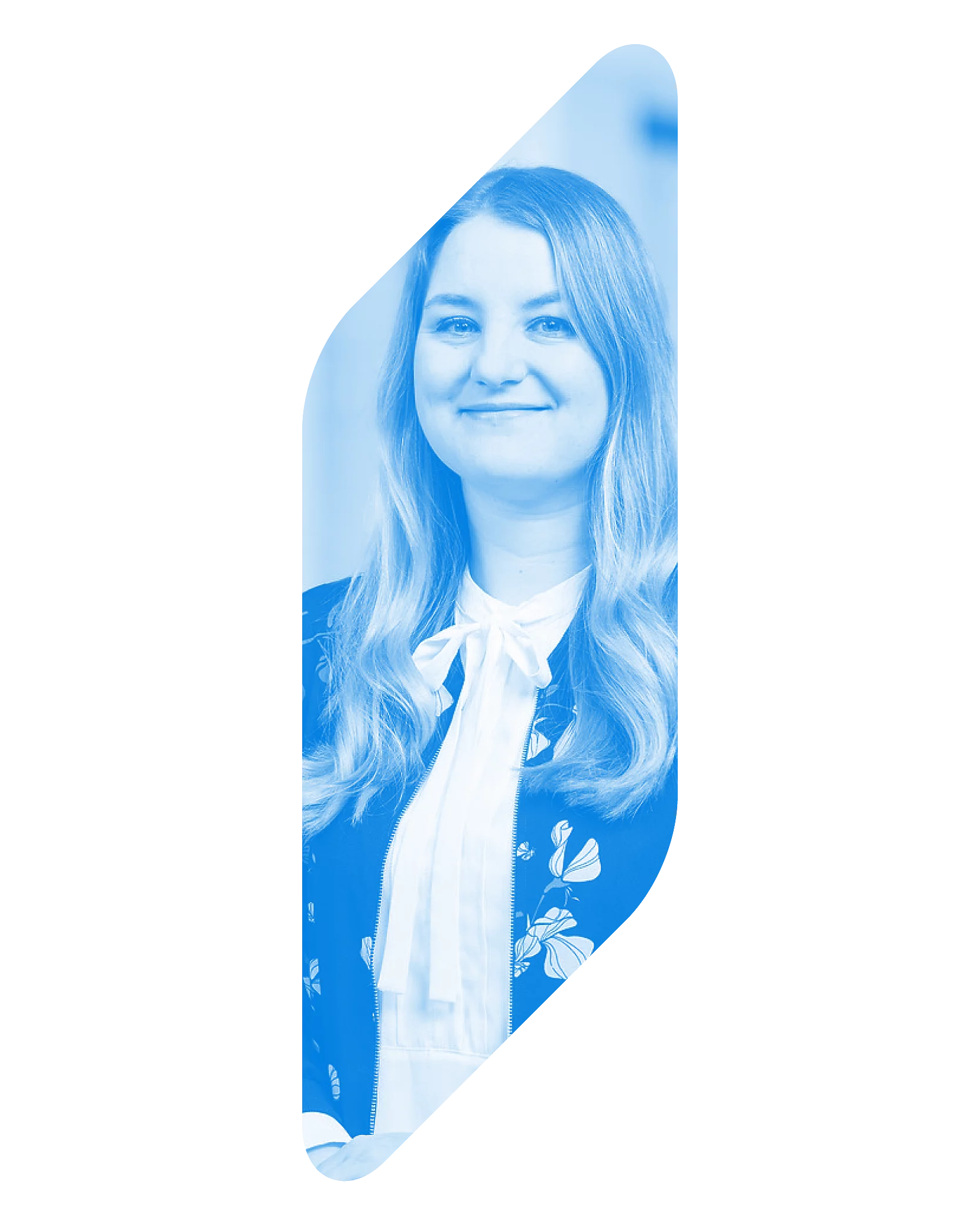Blau getöntes, geometrisch geschnittenes Portrait von Britta Rose, Referentin Kommunikation bei Thyssengas.