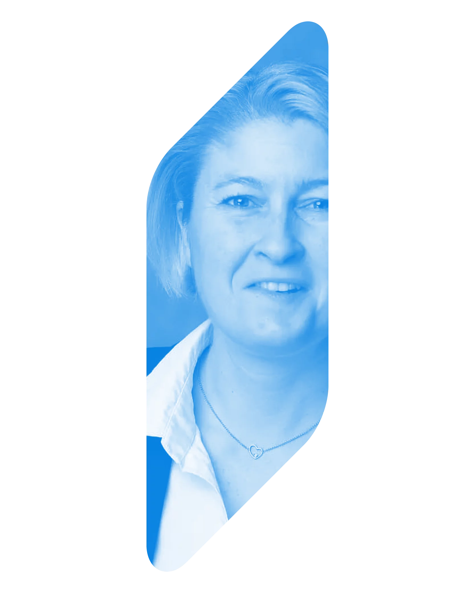 Blau getöntes, geometrisch geschnittenes Portrait von Maria Musacchio, Agile Coach bei Thyssengas.