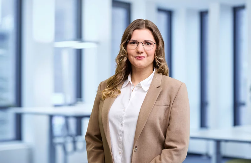 Portrait von Thyssengas-Mitarbeiterin Ilvy Havranek vor modernem Bürohintergrund.