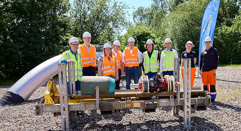 Gruppenfoto von Projektpartnern mit einem Inspektionsmolch für den Gastransport auf einer Thyssengas-Baustelle.