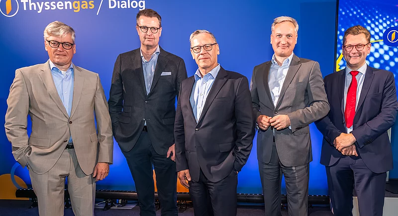 Gruppenfoto der Teilnehmer und Experten auf der Bühne der Dialog-Veranstaltung "Thyssengas Dialog #03".