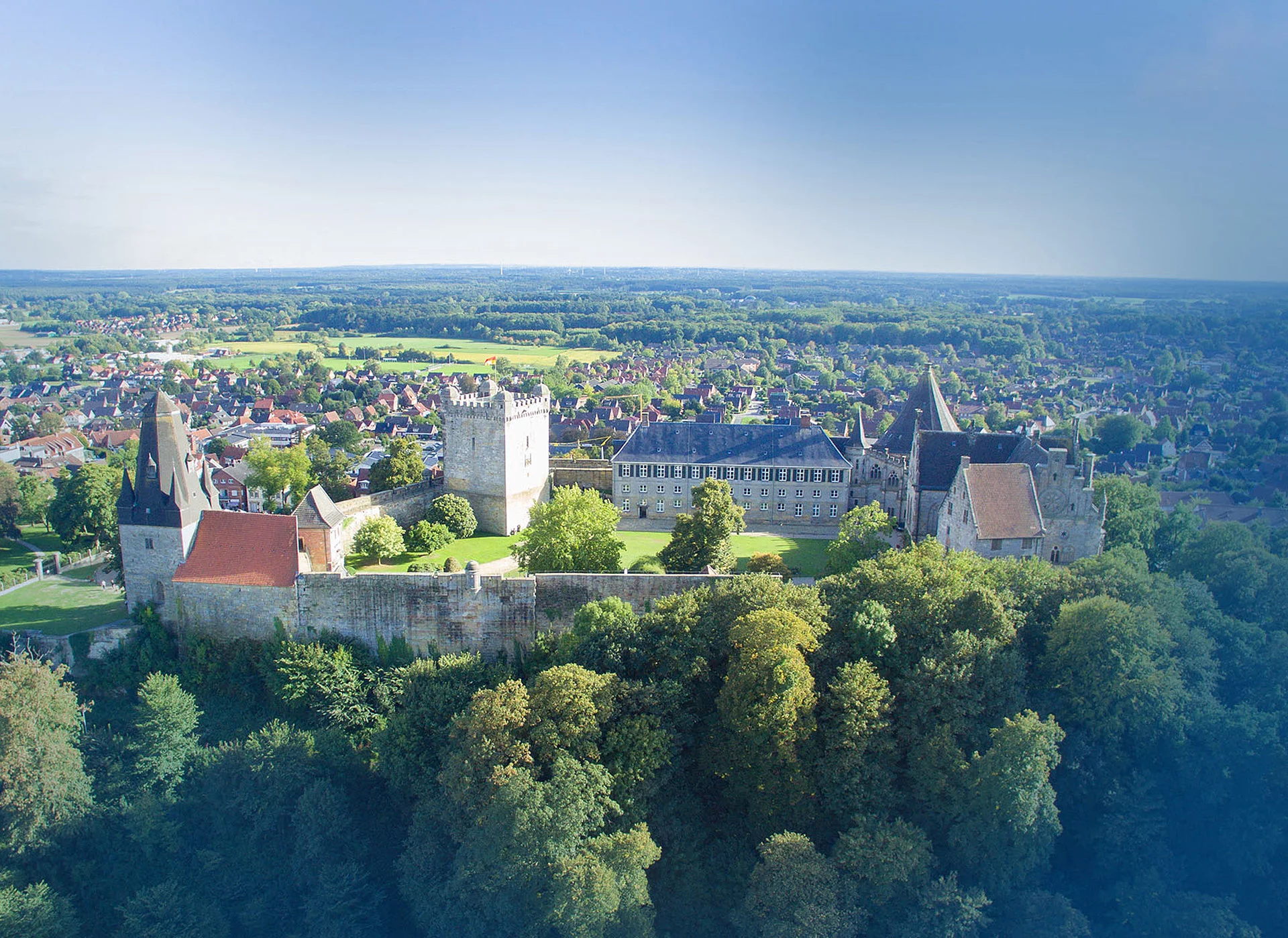 Luftaufnahme der Burg Bentheim als Symbol für die Region und das H2-Cluster Bentheim-Westmünsterland.