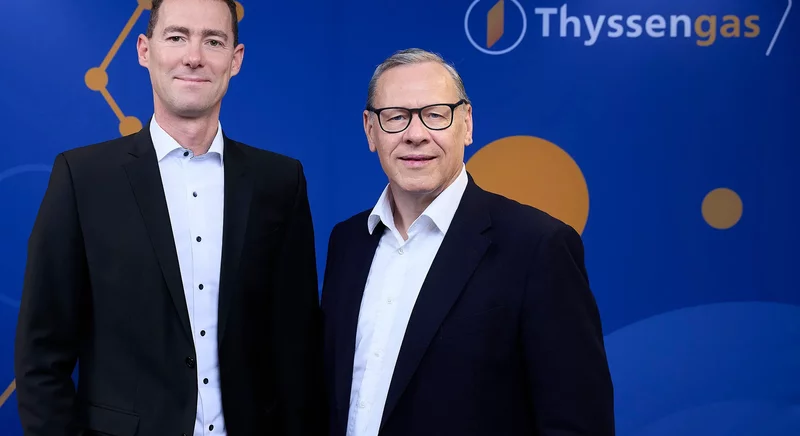 Dr. Arne Dammer und Dr. Thomas Gößmann (Thyssengas) stellen das Wasserstoff-Kernnetz vor.