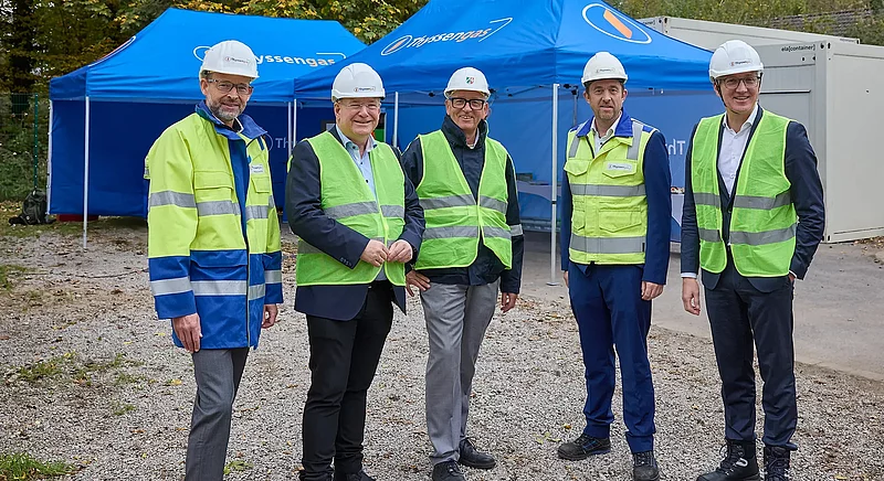 Gruppenfoto zum Abschluss des Projekts Rurtalleitung mit Vertretern von Thyssengas, Stadt Düren, Ministerium und IHK.