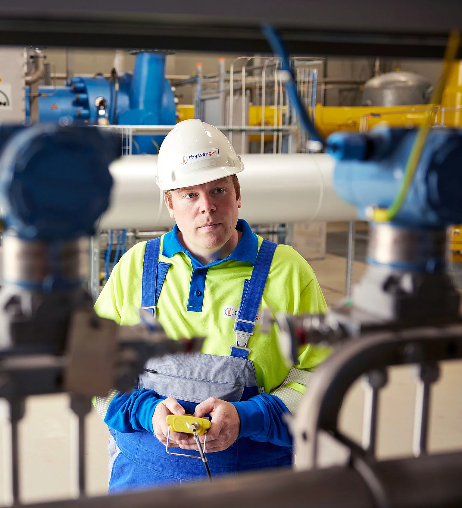 Thyssengas-Techniker bei der Überwachung einer Gas-Anlage des Fernleitungsnetzes mit einem Messgerät.