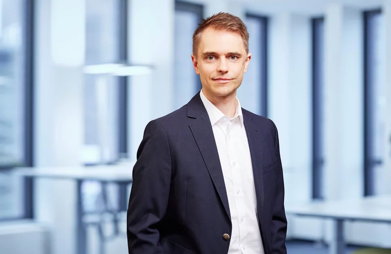 Portrait von Thyssengas-Mitarbeiter Jaro Blanke vor modernem Bürohintergrund.
