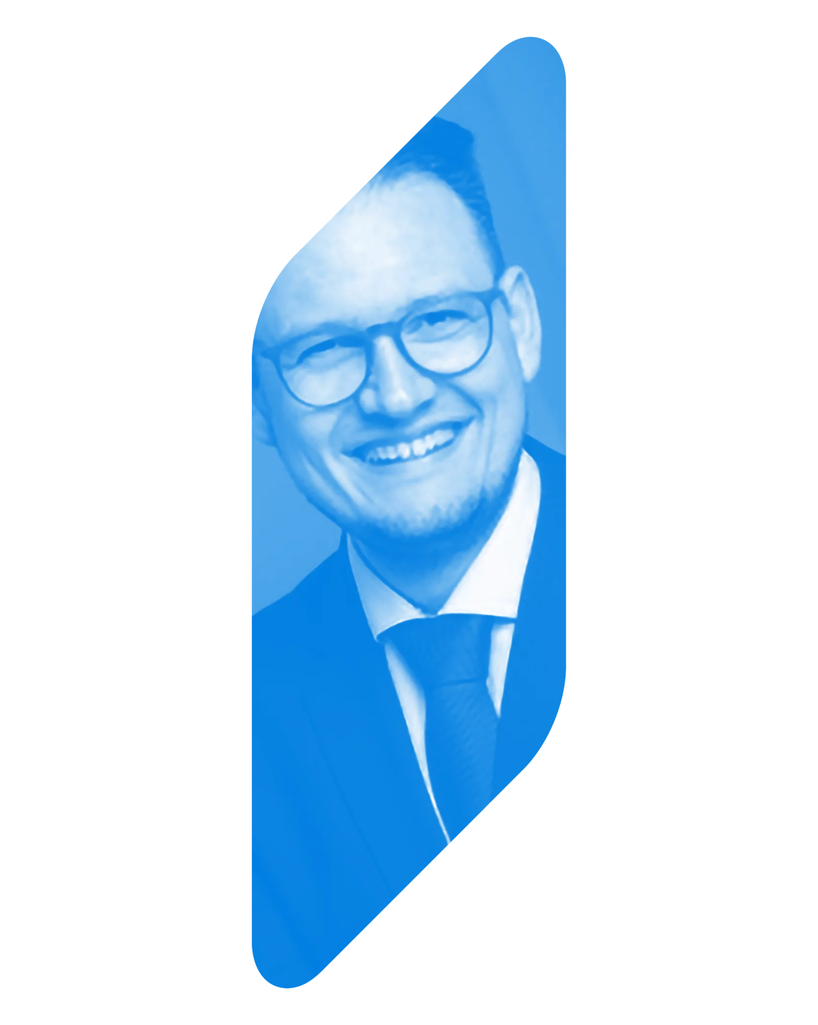 Blau getöntes, geometrisch geschnittenes Portrait von Felix Braun, Koordinator für die Pflege von Grünflächen.