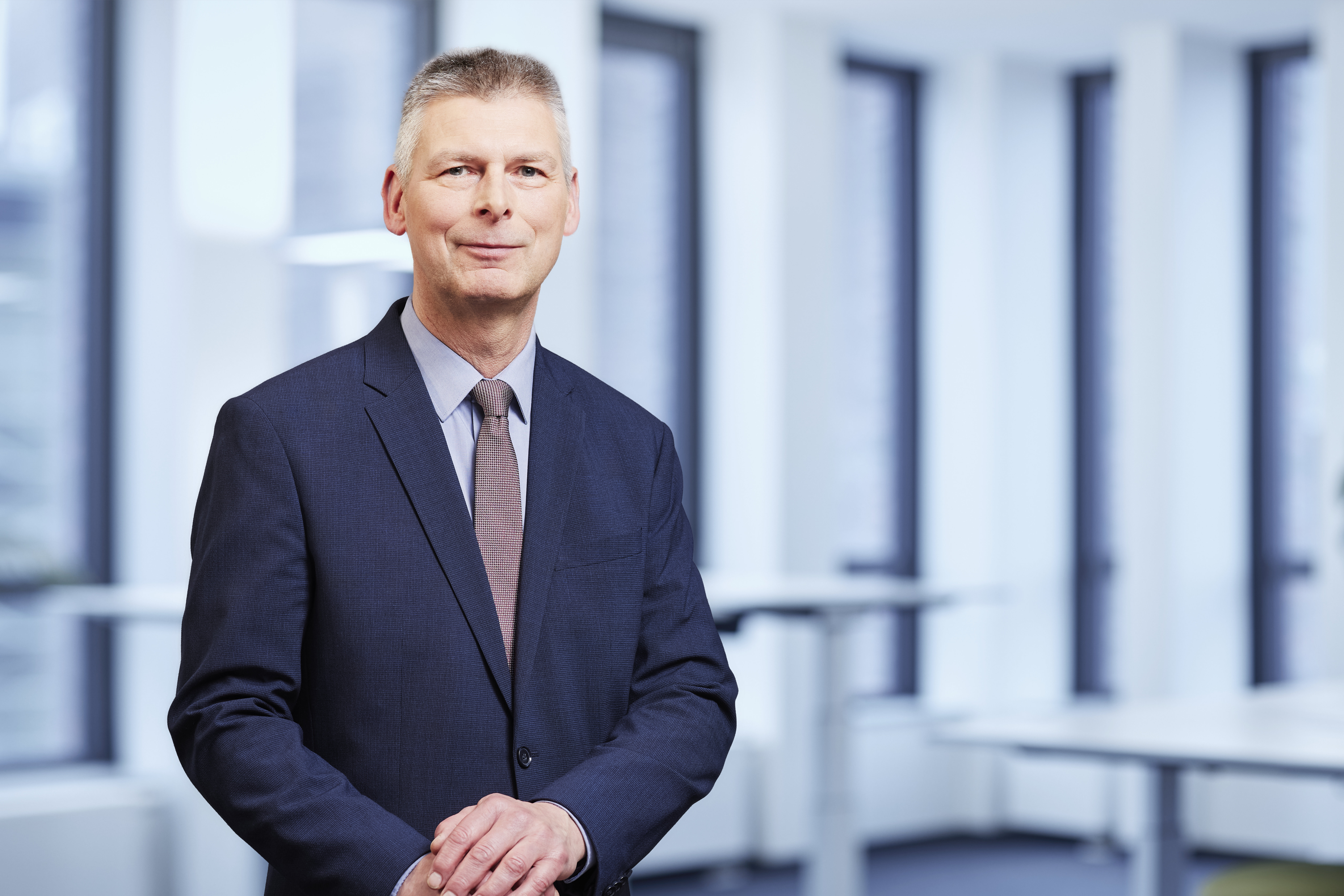 Portrait von Dr. Thomas Becker, kaufmännischer Geschäftsführer von Thyssengas, im Anzug mit fliederfarbener Krawatte.