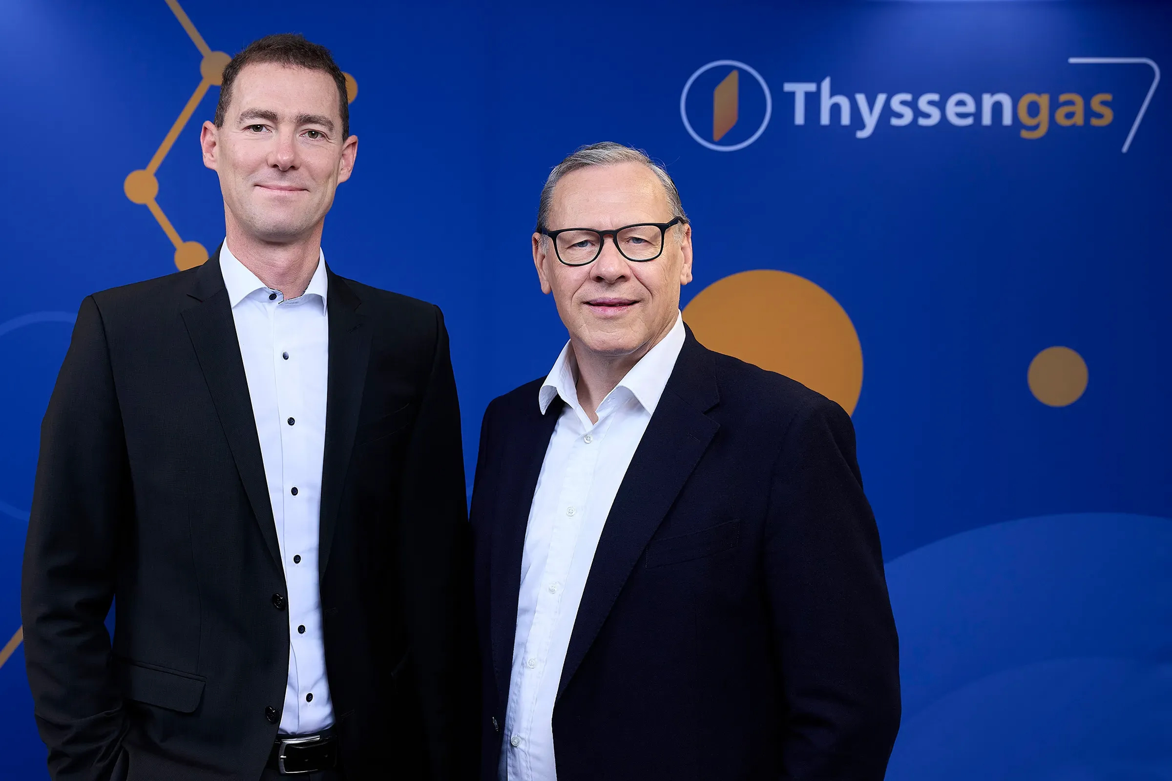 Dr. Arne Dammer und Dr. Thomas Gößmann (Thyssengas) stellen das Wasserstoff-Kernnetz vor.