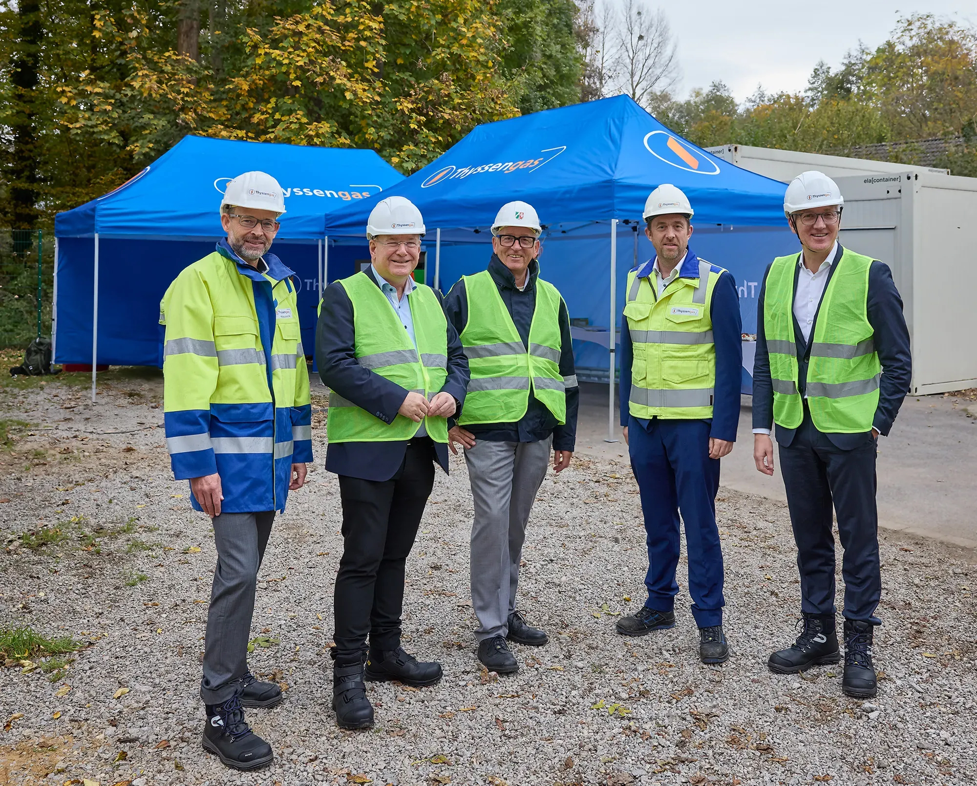Gruppenfoto zum Abschluss des Projekts Rurtalleitung mit Vertretern von Thyssengas, Stadt Düren, Ministerium und IHK.