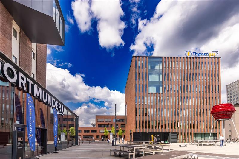 Modernes Backsteingebäude der Thyssengas-Zentrale in Dortmund am Dortmunder U bei sonnigem Wetter.