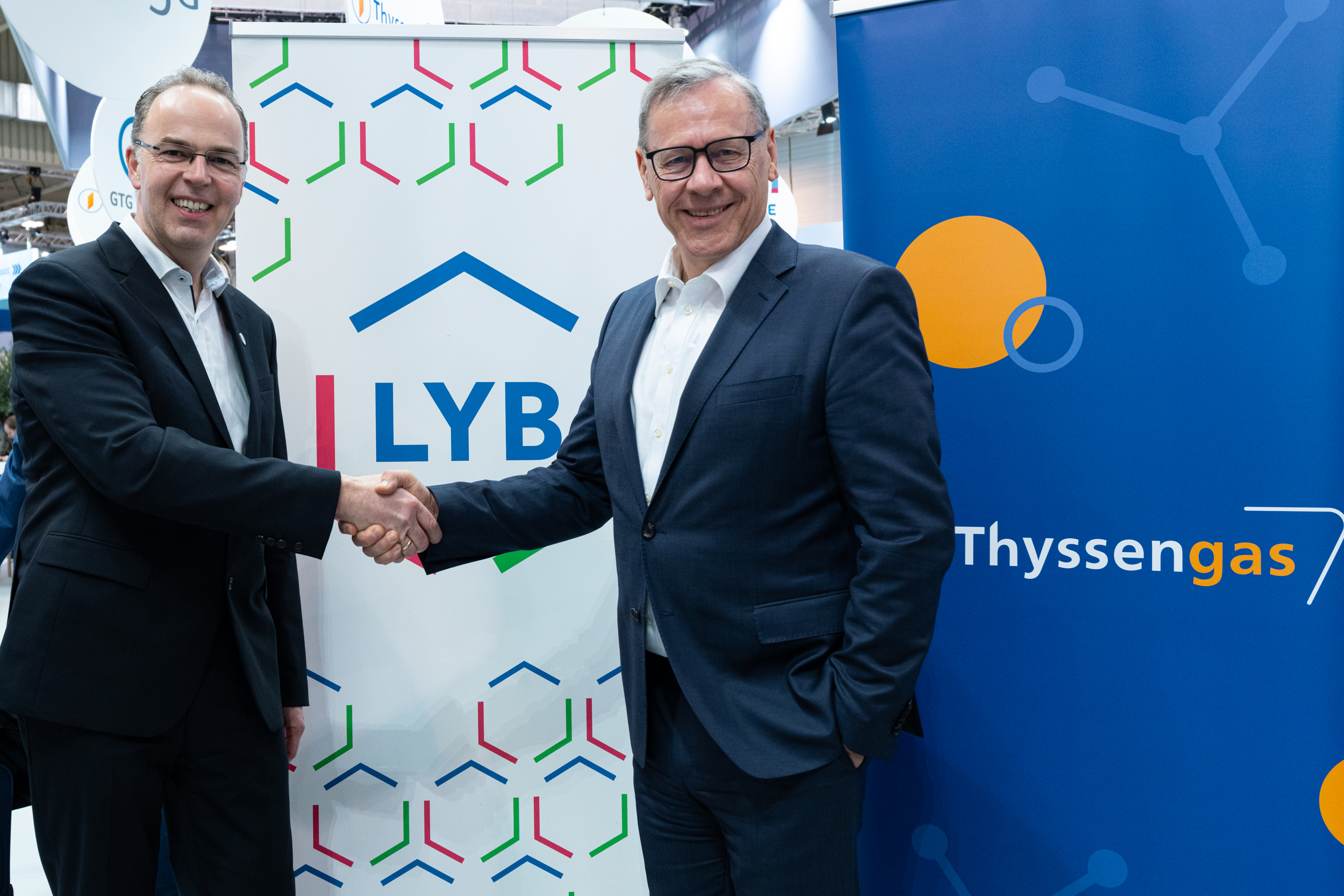 Dr. Thomas Gößmann (Thyssengas) und Wilfried Klein (LyondellBasell) besiegeln per Handschlag eine Wasserstoff-Partnerschaft.