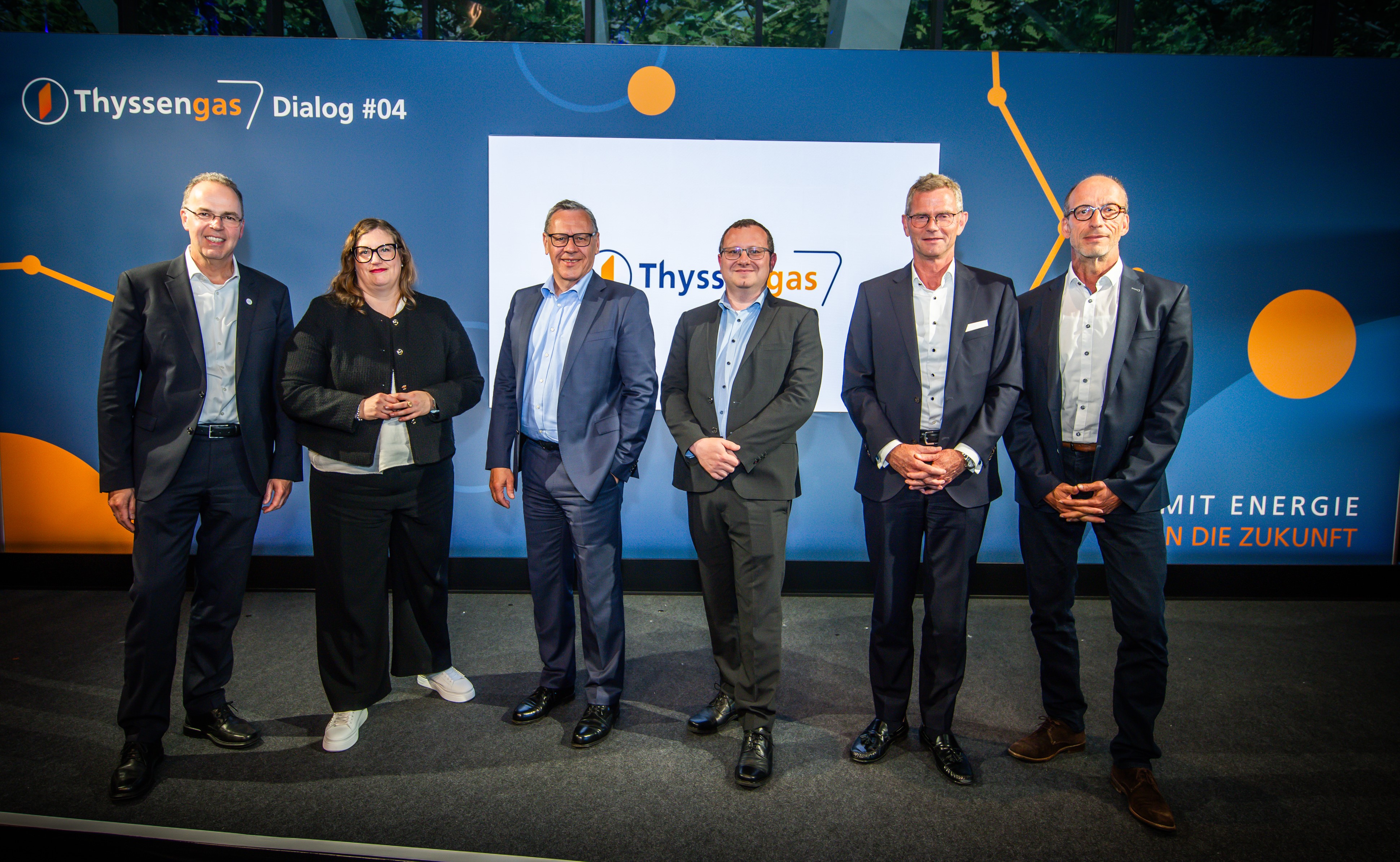 Gruppenfoto der Teilnehmer und Experten auf der Bühne der Dialog-Veranstaltung "Thyssengas Dialog #04".